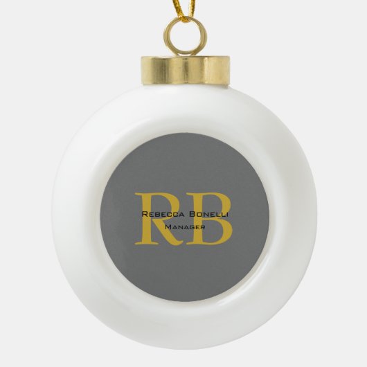 Modern Grijs Goud Kleur Monogram Naam toevoegen In Keramische Bal Ornament (Voorkant)