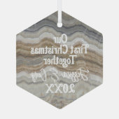 Modern grijs marmer Onze Eerste Kerstmis Samen Glas Ornament (Achterkant)