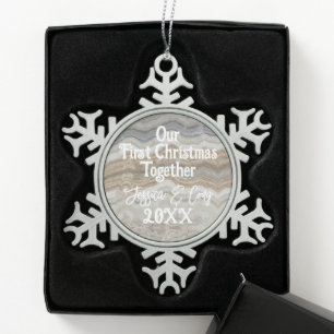 Modern grijs marmer Onze Eerste Kerstmis Samen Tin Sneeuwvlok Ornament