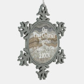 Modern grijs marmer Onze Eerste Kerstmis Samen Tin Sneeuwvlok Ornament (Links)