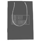 Modern, grijs op donkergrijs, Initialen en naams L Medium Cadeauzakje (Voorkant)