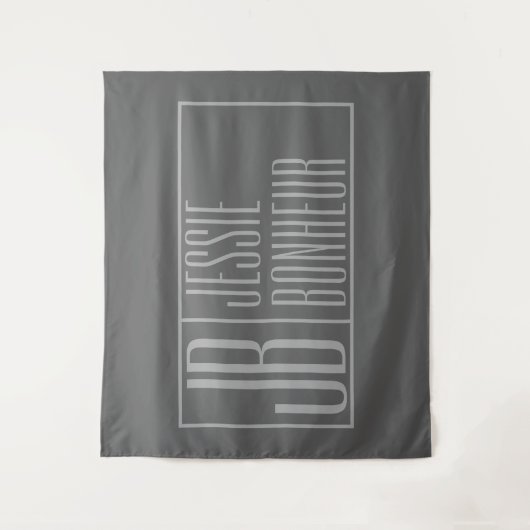 Modern, grijs op donkergrijs, Initialen en naams L Wandkleed (Voorkant)