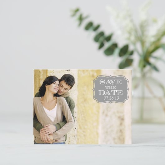 Modern Grijs Swirl Label Bewaar de datum fotokaart Aankondigingskaart (Staand voorkant)