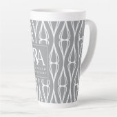 Modern grijs-wit patroon monogram latte mok (Rechterhoek)