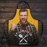 Modern Grillmaster Name Mannen Schort<br><div class="desc">Cool en grappig gepersonaliseerd geschenk voor de grillmeester in je leven. Upload gewoon zijn foto en pas je aan met zijn naam en geboortejaar en dit zal een groot cadeau zijn voor je hoofdkok,  of het nu een vriend,  echtgenoot,  vader of oom is.</div>