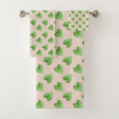 Modern groen blad patroon op beige bad handdoek (Insitu)