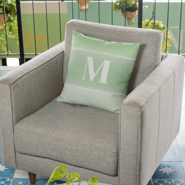 Modern Groen Eenvoudig Aangepast Monogram Kussen (Watercolor green monogram throw pillow)