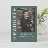 Modern groen fotojongen Afstuderen Aankondiging (Staand voorkant)