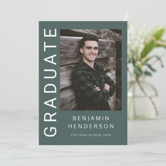 Modern groen fotojongen Afstuderen Aankondiging (Staand voorkant)