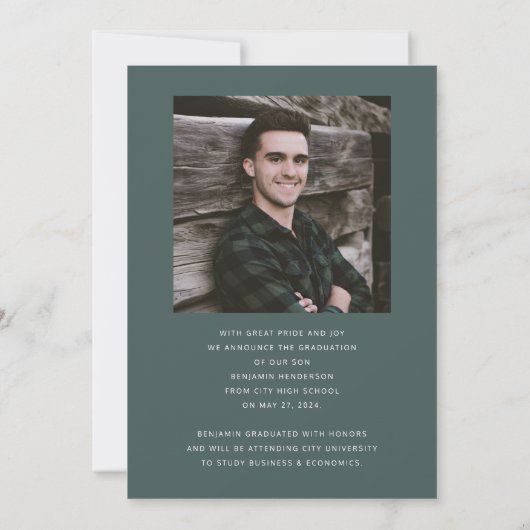 Modern groen fotojongen Afstuderen Aankondiging (Achterkant)