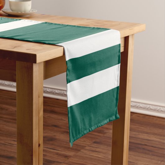 Modern groen gestreept patroon korte tafelloper (Voorbeeld)