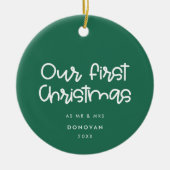 Modern Groen Onze eerste kerst getrouwde foto Keramisch Ornament (Voorkant)