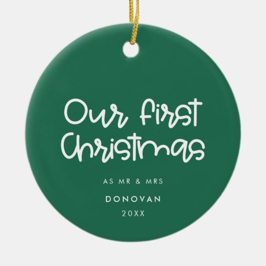 Modern Groen Onze eerste kerst getrouwde foto Keramisch Ornament (Voorkant)