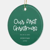 Modern Groen Onze eerste kerst getrouwde foto Keramisch Ornament (Links)