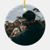 Modern Groen Onze eerste kerst getrouwde foto Keramisch Ornament (Achterkant)