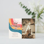 Modern Groovy Retro 70's Wavy Lines Foto Wedding Uitnodiging Briefkaart (Staand voorkant)