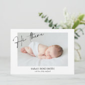 Modern Hallo daar kalligrafie geboorte aankondigin Kaart (Staand voorkant)