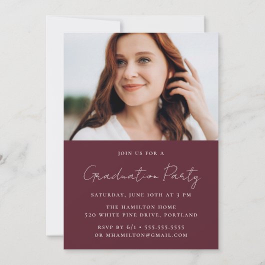 Modern Handgeschreven Maroon Script Photo Afstuder Kaart (Achterkant)