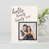 Modern Handgeschreven Nieuwjaarsfoto Huwelijkskopp Feestdagenkaart (Staand voorkant)