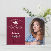 Modern handgeschreven script Afstuderen Maroon Bur Aankondiging (Staand voorkant)