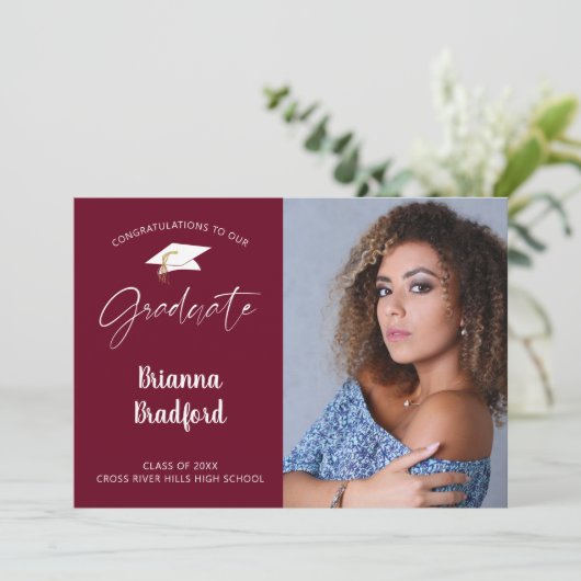 Modern handgeschreven script Afstuderen Maroon Bur Aankondiging (Staand voorkant)