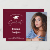 Modern handgeschreven script Afstuderen Maroon Bur Aankondiging (Voorkant / Achterkant)