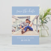 Modern Handgeschreven Script Cloud Blue Wedding Ph Save The Date (Staand voorkant)