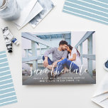 Modern handgeschreven script huwelijksfoto blauw save the date<br><div class="desc">Maak uw huwelijk bekend in stijl met deze moderne save-the-date aankondigingskaarten die uw verlovingsfoto bevatten met een prachtig schrift overlay ontwerp dat elegant en toch speels is. Inclusief moderne, op maat gemaakte tekst die op de voorkant kan worden gepersonaliseerd met alle belangrijke details, samen met een bijpassend patroon van horizontale...</div>