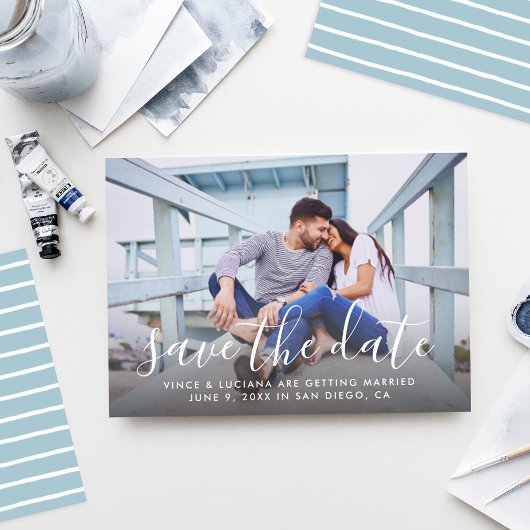 Modern handgeschreven script huwelijksfoto blauw save the date