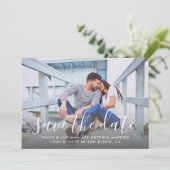Modern handgeschreven script huwelijksfoto blauw save the date (Staand voorkant)
