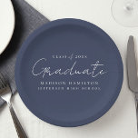 Modern Handgeschreven Script Navy Afstuderen Papieren Bordje<br><div class="desc">Verhoog uw afstudeerfeestdecor met onze stijlvolle afstuderen papieren borden! Met een chique handgeschreven wit script en een marineachtergrond, voegen deze papieren borden een vleugje verfijning toe aan uw feest. Personaliseer ze met de naam van de afgestudeerde, het jaar van het afstuderen en de naam van de school. Of je nu...</div>