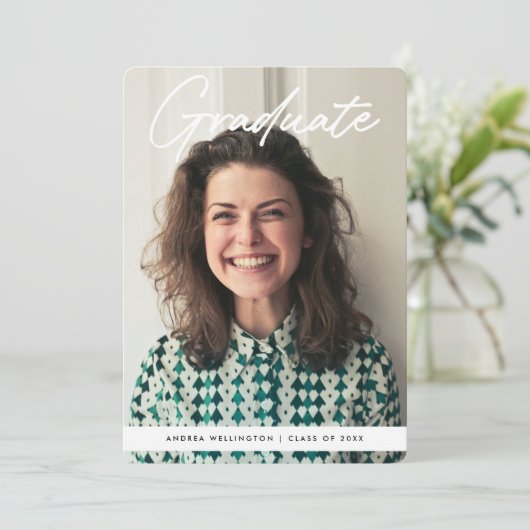 Modern handgeschreven Script Photo Afstuderen Aankondiging (Staand voorkant)