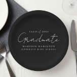 Modern handgeschreven script zwart Afstuderen Papieren Bordje<br><div class="desc">Verhoog uw afstudeerfeestdecor met onze stijlvolle afstuderen papieren borden! Met een chique handgeschreven witte script en zwarte achtergrond, deze papieren borden voegen een vleugje verfijning toe aan uw feest. Personaliseer ze met de naam van de afgestudeerde, het jaar van het afstuderen en de naam van de school. Of je nu...</div>