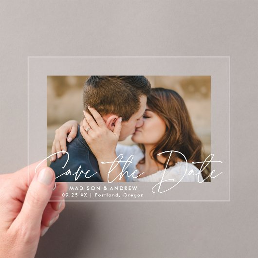 Modern handgeschreven wit script Bewaar de datum Acryl Uitnodigingen (Insitu (Draagbaar))