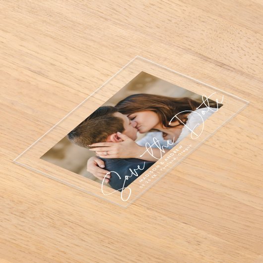 Modern handgeschreven wit script Bewaar de datum Acryl Uitnodigingen (Laagn)