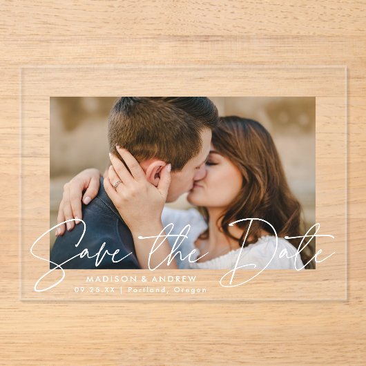 Modern handgeschreven wit script Bewaar de datum Acryl Uitnodigingen (Voorkant)