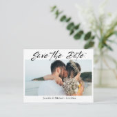 Modern handschrift paar foto opslaan van de datum aankondigingskaart (Staand voorkant)