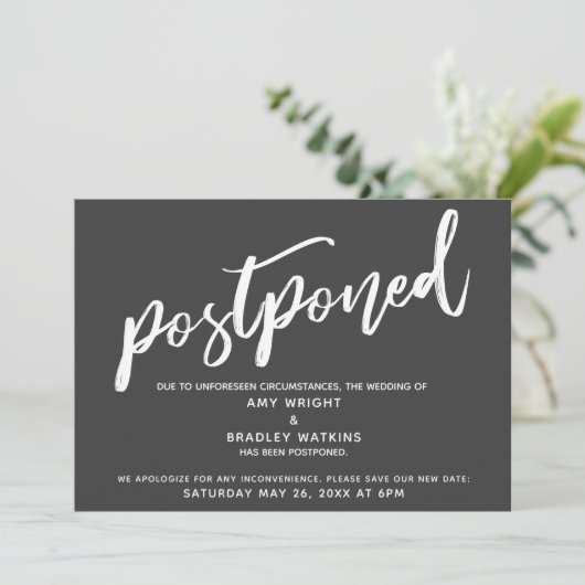 Modern handschrift uitgesteld bruiloft donkergrijs kaart (Staand voorkant)