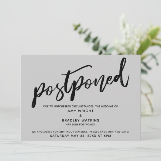 Modern handschrift uitgesteld bruiloft grijze Kaar Kaart (Staand voorkant)