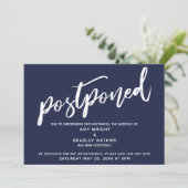 Modern handschrift uitgesteld bruiloft marine blau kaart (Staand voorkant)