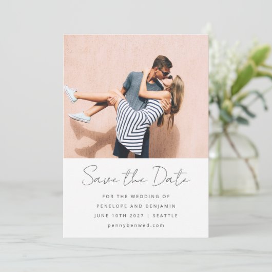 Modern handschrift zwart wit bruiloft foto save the date (Staand voorkant)