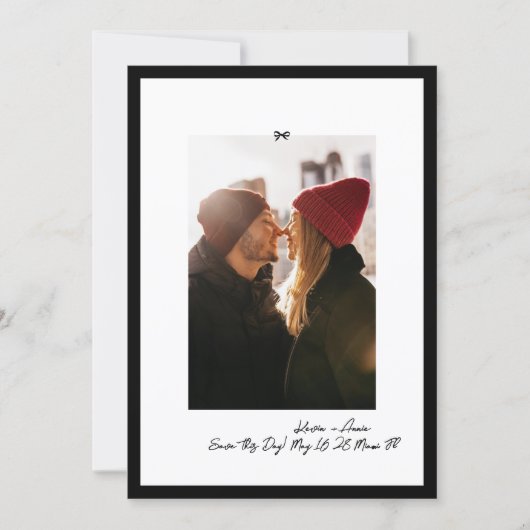 Modern Handwritten Little Bow Photo Save This Day The Date (Voorkant)