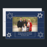 Modern Hanukkah Blue Silver Star van David Foto Feestdagenkaart<br><div class="desc">Minimale klassieke schierbalk/BBT Mitzvah en Hanukkah moderne ster van David tegen een solide achtergrond creëer een elegant,  stijlvol design. Voor andere coördinerende kleuren of passende producten,  bezoek JustFharryn @ Zazzle.com of contacteer de ontwerper,  c/o Fharryn@yahoo.com Alle voorgebe*houde rechten. #zazzlemade #christmasdecor</div>