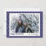 Modern Hanukkah Star Line Pattern Blue Photo Card Feestdagenkaart<br><div class="desc">Wens vrienden en familie een Happy Hanukkah met deze eenvoudige kaart met een modern joods lijnpatroon in levendig blauw en wit,  gepersonaliseerd met uw foto,  groet en naam.</div>