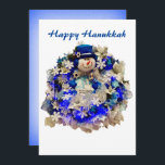 Modern Hanukkah Star van David Snowman Wreath Feestdagenkaart<br><div class="desc">De joodse feestdagen vieren met dit prachtige en unieke wenskaart. Wat een mooie kaart om je vrienden en familie te zegenen tijdens het festival van Lichten. Dit moderne ontwerp is voorzien van een gelukkige sneeuwman met een blauwe fluwelen bovenste hoed met een ster van David op de rand, oorhofjes, mittens...</div>