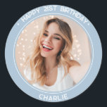 Modern Happy 21st Birthday Dusty Blue Foto Ronde Sticker<br><div class="desc">Gepersonaliseerde Happy 21st Birthday Sticker is een eenvoudig, modern en klassiek ontwerp in stoffig blauw, samengesteld uit uw aangepaste foto en zonder serif moderne typografie tekst met de woorden "Happy 21st Birthday". Gebruik deze sticker als een cadeau label, een happy 21st bday party gunst sticker of zelfs een cupcake topper...</div>