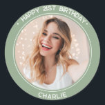 Modern Happy 21st Birthday sage groen Foto Ronde Sticker<br><div class="desc">Gepersonaliseerde Happy 21st Birthday Sticker is een eenvoudig, modern en klassiek ontwerp dat is samengesteld uit uw aangepaste foto en zonder serif moderne typografische tekst met de woorden "Happy 21st Birthday". Gebruik deze sticker als een cadeau label, een feest gunst sticker of zelfs een cupcake topper voor het cadeau voor...</div>