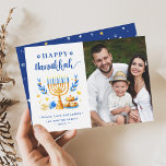 Modern Happy Hanukkah Peace Love and Latkes Foto Feestdagenkaart<br><div class="desc">Verzend uw Verwensen met deze Fotokaart van de Vakantie die een Verbluffend Manuscript van de Hanoeka en Joodse Symbolen van de Vakantie kenmerkt om uw groetbericht te benadrukken.</div>