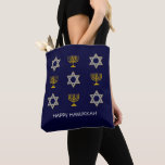 Modern HAPPY HANUKKAH Tote Bag<br><div class="desc">Moderne HAPPY HANUKKAH-canvas tas met tekst, met faux gold en zilver STAR VAN DAVID en MENORAH. De tekst leest HAPPY HANUKKAH met een placeholder naam, en is , zodat kunt u het PERSONALISEREN door jouw naam of andere tekst toe te voegen. Ideaal voor de viering van Hanukkah en met aanpassing...</div>