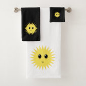 Modern Happy Sun Face op zwart-wit Bad Handdoek (Insitu)